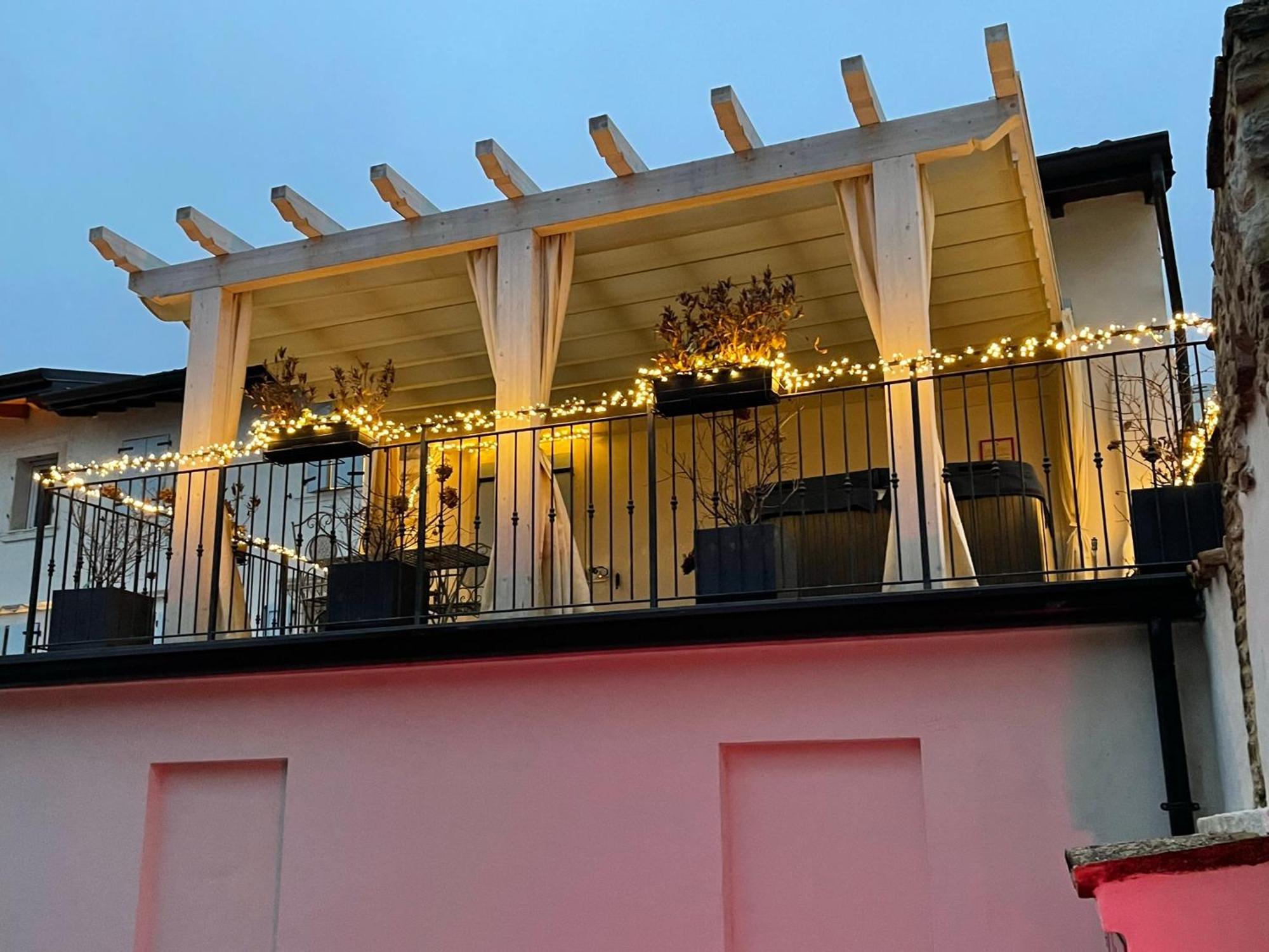 Dimora Di Charme Rooms & Apartments 佩斯基耶拉德加达 外观 照片